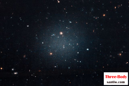 哈勃太空望远镜在宇宙中首次发现不含暗物质的星系NGC 1052-DF2，暗物质缺失之谜得到解释！